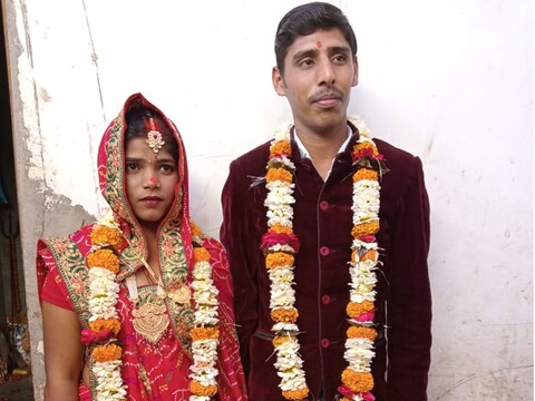 Etawah News: उत्तर प्रदेश के इटावा जिले में एक हैरान कर देने वाला मामला सामने आया है. शादी के बाद विदा होकर ससुराल जा रही दुल्हन चलती ट्रेन लापता हो गई. बताया जा रहा है कि दुल्हन ने दूल्हे और उसके परिवार को जहरीला पदार्थ खिलाकर फरार हो गई. दुल्हन के लापता होने के बाद इस बात का अंदाजा लगाया जा रहा है कि दुल्हन अपने साथी या फिर कथित प्रेमी के साथ फरार हो गई. उधर जहरखुरानी का  शिकार बने दूल्हे, उसके माता-पिता और मौसा को उपचार के लिए मुख्यालय के डॉक्टर भीमराव अंबेडकर राजकीय संयुक्त चिकित्सालय में भर्ती कराया गया है.