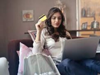  बैंक क्रेडिट कार्ड सर्विसेज की खूबियां तो खूब बताते हैं, लेकिन इन सर्विसेज का इस्‍तेमाल करने पर चुपके से लगाने वाले चार्जेज या शर्तों का उल्‍लेख ज्‍यादा नहीं करते. क्रेडिट कार्ड का ऐसा ही एक फीचर है ‘मिनिमम ड्यू.’ यह वह सेवा है जो सुनने में जितनी अच्‍छी लगती है, यूजर की जेब पर उससे कहीं ज्‍यादा खराब असर डालती है.