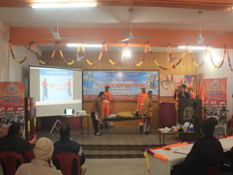 स्कूली बच्चों को दिया जा रहा आपदा से निपटने का प्रशिक्षण