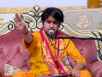  धीरेंद्र कृष्‍ण शास्‍त्री की भारत ही नहीं, बल्कि अन्‍य देशों में भी चर्चा होने लगी है. पड़ोसी पाकिस्‍तान में भी उनके नाम के चर्चे हैं. इस बाबत पूछे जाने पर धीरेंद्र शास्‍त्री ने बताया कि यह सब बालाजी की कृपा है. बता दें कि धीरेंद्र शास्‍त्री का जन्‍म एक निम्‍न मध्‍यवर्गीय परिवार में हुआ था. वह बचपन से ही कथावाचन करने लगे थे. उनका दावा है कि उनके दरबार में सभी धर्मों के लोग आते हैं. (बागेश्‍वर धाम सरकार के यूट्यूब चैनल से साभार)