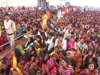  बागेश्‍वर धाम के पीठाधीश्‍वर पंडित धीरेंद्र कृष्‍ण शास्‍त्री फरवरी में छतपुर में विशाल यज्ञ करने की घोषणा की है. उन्‍होंने बताया कि इसके लिए उन्‍होंने देश के सभी साधु-संतों को निमंत्रित किया है. इस दौरान अनाथ बेटियों की शादी भी कराई जाएगी, जिसका पूरा खर्च बागेश्‍वर धाम की ओर से उठाया जाएगा. (बागेश्‍वर धाम सरकार के यूट्यूब चैनल से साभार)