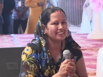  एक अन्‍य वीडियो में मध्‍य प्रदेश के पन्‍ना से शोभा नाम की एक महिला आती है. पंडित धीरेंद्र कृष्‍ण शास्‍त्री कथित तौर पर उनका ब्‍योरा भी बिना उनसे पूछे बता देते हैं. धीरेंद्र शास्‍त्री ने शोभा को सभी तरह की शारीरिक समस्‍याओं से निजात मिलने की बात भी कहते हैं. (बागेश्‍वर धाम सरकार के यूट्यूब चैनल से साभार)
