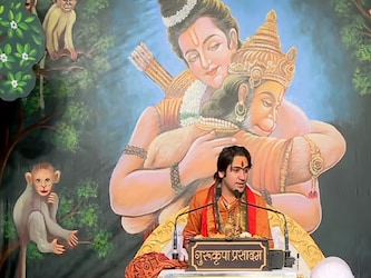  बागेश्‍वर धाम महाराज के तौर पर चर्चित पंडित धीरेंद्र शास्‍त्री एक प्रभावशाली कथावाचक भी हें. उनके कथावाचन को सुनने के लिए हजारों की संख्‍या में श्रोता जुटते हैं. कथावाचन के दौरान धीरेंद्र शास्‍त्री चौंकाने वाले दावे करते रहते हैं. इससे श्रोता भी दंग रह जाते हैं. एक बार कथावाचन के दौरान उन्‍होंने ऐसी ही हैरान करने वाली बात कह डाली. (बागेश्‍वर धाम सरकार के यूट्यूब चैनल से साभार)