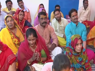  धीरेंद्र शास्‍त्री ने एक बार कथावाचन के दौरान आत्‍मा से बात करने का दावा कर दिया. दरअसल, उन्‍होंने प्रसंगवश आत्‍मा से बात करने की बात कही. इसके जरिये वह अपने-अपने तरीके से बातों को समझने का उल्‍लेख कर रहे थे. उन्‍होंने पति-पत्‍नी और कुत्‍ते की एक कहानी के जरिये श्रोताओं को यह बताने का प्रयास किया था कि एक ही बात को सामने वाला शख्‍स कैसे समझता है और आप उसको कैसे आत्‍मसात करते हैं. (बागेश्‍वर धाम सरकार के यूट्यूब चैनल से साभार)