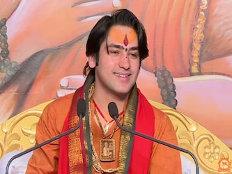  दरअसल, पंडित धीरेंद्र कृष्‍ण शास्‍त्री दृष्टिकोण की बात कर रहे थे. उन्‍होंने पति-पत्‍नी की एक कहानी सुनाई. उन्‍होंने कहा कि एक बार पति-पत्‍नी रात में घूमने निकले तभी कुत्‍ता भौंकने लगा. पति को लगा कि कुत्‍ता उनकी पत्‍नी पर हमला कर देगा, ऐसे में कुत्‍ते से बचाने के लिए शख्‍स ने अपनी अर्धांगिनी को उठा लिया. इसके बाद कुत्‍ता वहां से चला गया. (बागेश्‍वर धाम सरकार के यूट्यूब चैनल से साभार)