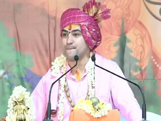  पति ने जैसे ही पत्‍नी को नीचे रखा तो वह डंडा लेकर अपने ही प्राणनाथ के पीछे दौड़ पड़ीं. पति ने पूछा ऐसा क्‍या हुआ कि तुम मेरे पीछे पड़ गई हो. पत्‍नी ने कहा कि मैंने सुना था कि कुत्‍ता अगर भौंके या काटने दौड़े तो पत्‍थर उठाओ या फिर लाठी उठाओ. पहली बार ऐसा मूर्ख इंसान देखा जिसने कुत्‍ते को मारने के लिए पत्‍नी को ही उठा लिया. इससे पति को हार्ट अटैक आया और वह बेचारा मर गया. (बागेश्‍वर धाम सरकार के यूट्यूब चैनल से साभार)