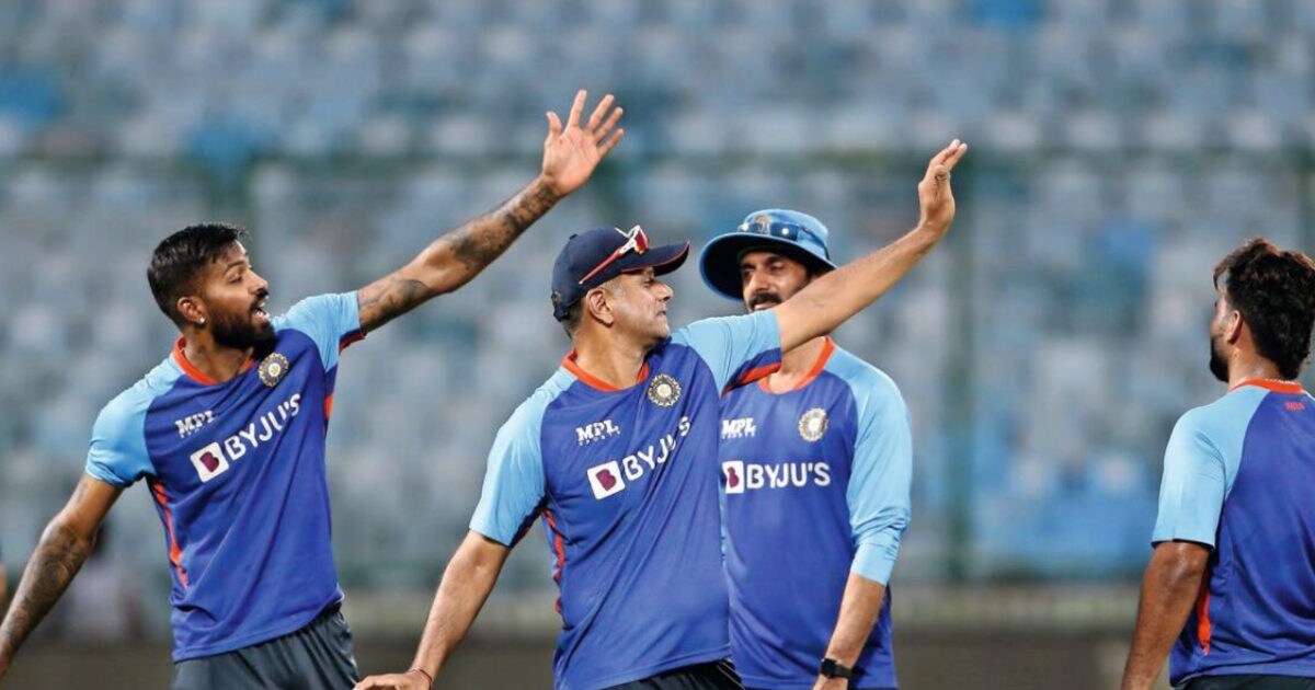 When there can be 2 captains, why not 2 coaches?  Is coach Dravid a misfit for T20?  Veteran raised questions