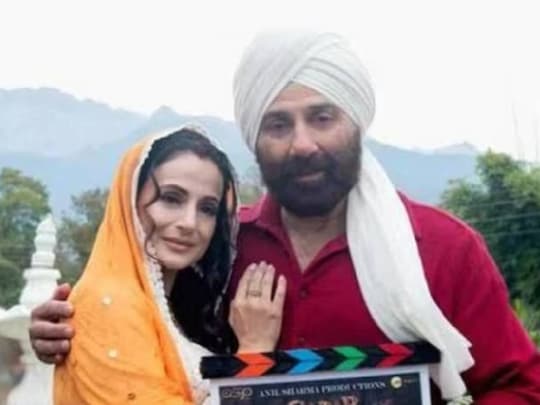 'गदर 2' के सेट पर सनी देओल और अमीषा पटेल. (फोटो साभारः Instagram)