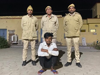  श्रीगंगानगर. श्रीगंगानगर में अंतरर्राष्ट्रीय सीमा क्षेत्र केसरी सिंहपुर सेक्टर के 77 BN एरिया में में पाक ड्रोन शूट आउट प्रकरण में गिरफ्तार युवक से पुलिस पूछताछ में जुटी है. पंजाब से हेरोइन की डिलीवरी लेने आए युवक का नाम विजय सिंह है. यह तस्‍कर 23 साल का है.