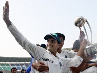  भारत और ऑस्ट्रेलिया (IND vs AUS) की प्रतिद्वंद्विता पुरानी है. टीम इंडिया को घर में हराना किसी भी टीम के लिए आसान नहीं रहता. बात साल 2001 की है. स्टीव वॉ की कप्तानी में कंगारू टीम लगातार 15 टेस्ट जीतकर भारतीय धरती पर उतरी थी. (AFP)