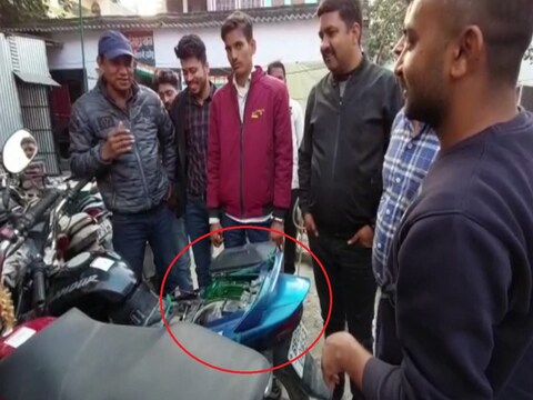 उत्पाद विभाग की टीम ने बाइक की टंकी के माध्यम से शराब तस्करी का खुलासा किया. 