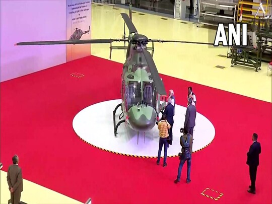 कर्नाटक के तुमाकुरु में प्रधानमंत्री नरेंद्र मोदी ने देश की सबसे बड़े हेलिकॉप्टर फ़ैक्ट्री का उद्घाटन किया. (फोटो ANI) 