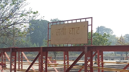  सती घाट: हरिद्वार का सती घाट भी पौराणिक घाट है जिसका वर्णन धार्मिक ग्रंथों में विशेष रूप से किया गया है. राजा दक्ष प्रजापति की नगरी और भगवान शिव की ससुराल कनखल में सती घाट स्थित है. धार्मिक मान्यताओं के अनुसार, प्राचीन काल में जिस व्यक्ति की कम समय में मृत्यु हो जाती थी, उनकी पत्नी भी उनके साथ अपने प्राण त्याग दिया करती थी. उन्हीं को याद में सती घाट पर छोटे-छोटे मंदिर के रूप में उनके स्थान बने हुए हैं. सती घाट को अस्थि प्रवाह घाट के नाम से भी जाना जाता है. इस घाट पर अस्थि विसर्जित करने का बहुत बड़ा महत्व माना जाता है. इस घाट पर देश के अलग-अलग राज्यों से लोग अस्थि विसर्जित करने आते हैं. सती घाट पर अस्थि विसर्जन करने के बाद गंगा स्नान करने से मृतकों की आत्मा को शांति मिलती है.