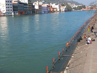  विष्णु घाट: बिरला घाट के सामने बने विष्णु घाट की अपनी मान्यता है. इस घाट पर भगवान विष्णु का मंदिर बना हुआ है. इस घाट पर गंगा स्नान करने से मनोकामना पूरी होती है. कहा जाता है कि इस घाट पर गंगा स्नान करने और भगवान विष्णु का जाप करने से विशेष फल की प्राप्ति होती है.