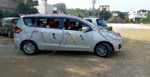  हरिद्वार की उपनगरी ज्वालापुर में स्थित पंडित पूर्णानंद तिवारी लॉ कॉलेज में तीसरे वर्ष के छात्र तुलसी प्रसाद उर्फ तरुण जोशी कॉलेज में शादी के कपड़ों में ही पेपर देने पहुंच गया. युवक की शादी 5 फरवरी को हरियाणा के हिसार में थी. जबकि उसे 6 फरवरी को होने वाले पेपर की चिंता सता रही थी. वहीं, युवक शादी की सभी रस्में पूरी कर अपनी पत्नी और रिश्तेदारों के साथ घर जाने के बजाए सीधे कॉलेज पहुंच गया.