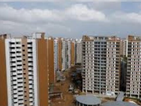 घरों की मांग बढ़ने पर बिल्‍डरों ने रेट में इजाफा कर दिया है. 