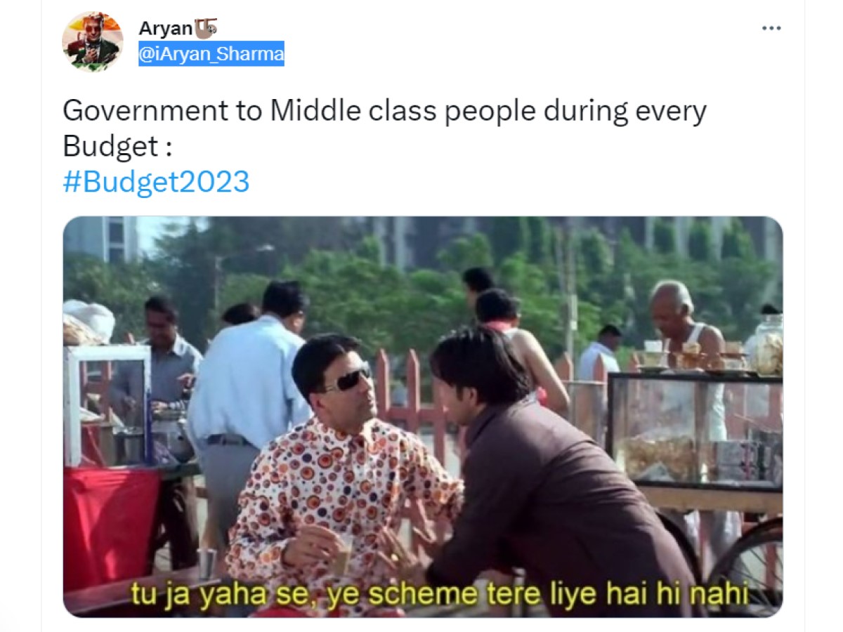 आर्यन नाम के यूजर ने भी हेरा फेरी फिल्म की एक तस्वीर शेयर करते हुए मजेदार मीम्स शेयर किया है. आर्यन ने मीम्स शेयर करते हुए लिखा है, 'हर बजट के दौरान मध्यम वर्ग के लोगों से सरकार.' और फोटो में लिखा, 'तू जा यहां से ये स्कीम तेरे लिए है ही नहीं.' (फोटो twitter/@iAryan_Sharma)