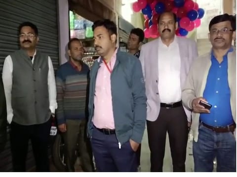 राज्य कर विभाग के डिप्टी कमिश्नर आर के ठाकुर के मुताबिक महावीर ट्रेडर्स के संचालक मुकेश जैन लंबे समय से जीएसटी की चोरी कर रहे थे.
