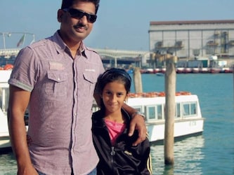  जेमिमा महाराष्‍ट्र की अंडर-17 टीम में हॉकी खेल चुकी हैं. जेमिमा के पहले कोच उनके पिता इवान रोड्रिग्स रहे, जिन्होंने स्कूल में महिला क्रिकेट टीम बनाई थी. पिता की टीम का वो हिस्‍सा बनी. यहां से उनका रुझान हॉकी से हटकर क्रिकेट की तरफ बना. (jemimah rodrigues/ Instagram)