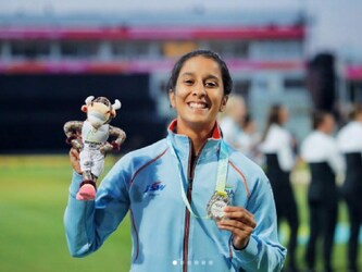  इस खिलाड़ी का नाम है जेमिमा रॉड्रिग्‍स. जेमिमा ने केवल 17 साल की उम्र में भारतीय टीम में डेब्यू कर लिया था. अपने छोटे से क्रिकेट करियर में यह पावर हिटर बैट्समैन कई बड़े रिकॉर्ड अपने नाम कर चुकी है. वो शानदार बैटिंग के साथ-साथ ठीक ठाक ऑफ स्पिन गेंदबाजी भी कर लेती हैं. (jemimah rodrigues/ Instagram)