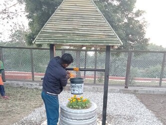  ग्रेटर नोएडा एक्सप्रेस वे पर सेक्टर-128 और 132 पर ग्रेनो से नोएडा आते समय सर्विस लेन के पास एक सेल्फी पॉइंट बनाया गया है. इसे पूरी तरह से कबाड़ से बनाया गया है. इसमें पौंड को बनाने के लिए टायर और बाल्टी और अन्य सामान का प्रयोग किया. इसी तहर सेक्टर-132 में भी बनाया जा रहा है.