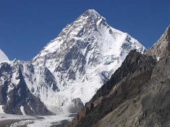  दुनिया में सबसे ऊंची पर्वत श्रृंखला K2 पाकिस्तान में हैं. K2 काराकोरम रेंज में स्थित है और चीन के शिंजियांग प्रांत के उइगुर स्वायत्त क्षेत्र के अंदर आता है. ये कश्मीर के एक चीन प्रशासित एन्क्लेव में और आंशिक रूप से पाकिस्तान के गिलगिट-बाल्टिस्तान इलाके में आती है.