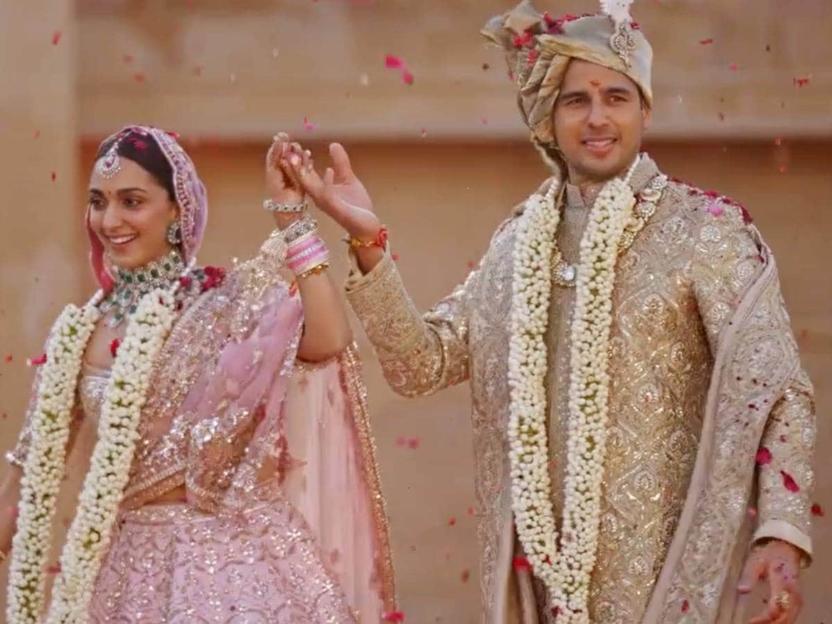 Kiara Advani Sidharth Malhotra 1st video of wedding Kiss on Varmala Watch  wedding video - नाचते हुए आई क‍ियारा आडवाणी, पर स‍िद्धार्थ मल्‍होत्रा ने  वरमाला डालने से क‍िया इनकार ...