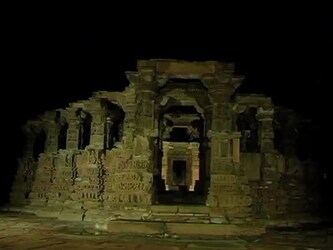  किराड़ू मंदिर शताब्दियों पुराना है. इसके बावजूद निर्माण शैली और स्‍थापत्‍य कला में यह बेजोड़ है. राजस्‍थान सांस्‍कृतिक रूप से समृद्ध राज्‍य है. यहां की निर्माण शैली में राजे-रजवाड़ों की झलक देखने को मिल जाती है. यहां ऐसे अनेक महल और मंदिरें हैं, जो स्‍थापत्‍य कला के लिहाज से अप्रतिम हैं. (न्‍यूज 18/फाइल फोटो)