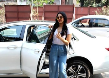  कियारा आडवाणी के कार संग्रह में अंतिम उत्पाद मर्सिडीज-बेंज ई-क्लास है. अब, E-Class भारत में जर्मन लक्ज़री कार निर्माता की सबसे सफल गाड़ी है. पावर और टॉर्क आउटपुट 192 hp और 320 Nm से लेकर 282 hp और 600 Nm तक है. इन सभी संस्करणों के साथ स्वचालित प्रसारण हैं. भारत में ई-क्लास की शुरुआती कीमत 65 लाख रुपये, एक्स-शोरूम है.