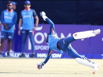  आंध्र प्रदेश के विशाखपट्नम के रहने वाले केएस भरत को बचपन से ही क्रिकेट का शौक था. उन्होंने अपनी आईपीएल टीम आरसीबी को दिए एक इंटरव्यू में बचपन से जुड़ी एक कहानी सुनाई थी. इसमें उन्होंने बताया था कि गली क्रिकेट खेलते हुए मैंने पड़ोसियों के घर के कांच बहुत फोड़े हैं. पिता के पास लगातार शिकायत आने लगी तो उन्होंने तंग आकर मेरा दाखिला क्रिकेट एकेडमी में करवा दिया था. यहीं से मेरे प्रोफेशनल क्रिकेटर बनने की शुरुआत हुई. (KS Bharat Instagram)