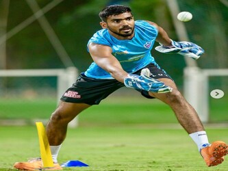  आंध्र प्रदेश के केएस भरत की क्रिकेट में उतरने की कहानी बेहद रोचक है. वे गली क्रिकेट खेलते थे और इस कारण पड़ोसी उनके घर में शिकायत करते थे कि वे कांच तोड़ देते हैं. इसके बाद पिता ने गुस्से में आकर बेटे को एकेडमी में डाल दिया. यहीं से भरत के क्रिकेट करियर की शुरुआत हुई. (KS Bharat Instagram)