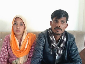  बीकानेर के गांव नापासर की 22 वर्षीय इंदिरा ने बताया कि जब वह महज 12 साल की थीं तो उनके घर वालों ने उनकी शादी करा दी थी. उनका कहना था कि पति आए दिन शराब पीकर उनके साथ मारपीट करता है. इससे नाराज होकर वह अपने पीहर आ गई थीं. इस बीच उनकी पहचान जीवन नाम के युवक से हुई. (फोटो: मनोज कुमार शर्मा/न्‍यूज 18 हिन्‍दी)