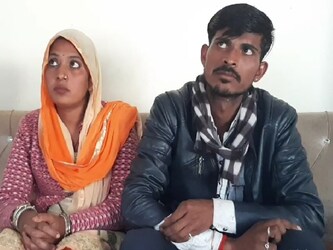  इंदिरा के कदम से नाराज परिजनों ने उन्‍हें जान से मारने की धमकी देने लगे. इसके बाद इंदिरा ओर जीवन पुलिस अधीक्षक के कार्यालय में पहुंचकर पुलिस सुरक्षा की मांग की. एसपी ने मामले की गंभीरता को देखते हुए उन्‍हें पुलिस सुरक्षा देने का आदेश दिया है. (फोटो: मनोज कुमार शर्मा/न्‍यूज 18 हिन्‍दी)