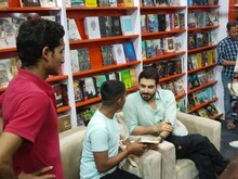 लेखकों से मिलने के लिए लगी लंबी लाइन! भीड़ को देख गदगद हुए प्रकाशक