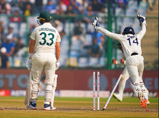  कोच राहुल द्रविड़ और कप्तान रोहित शर्मा के सामने तीसरे टेस्ट मैच से पहले एक बड़ा सवाल है. पहले दो टेस्ट में खेलने वाले विकेटकीपर बल्लेबाज केएस भरत के साथ बने रहा जाए या फिर ईशान किशन को डेब्यू करने का मौका दिया जाए. भरत ने नागपुर और दिल्ली में पहली पारी में निराश किया था लेकिन दिल्ली टेस्ट की दूसरी पारी में कुछ अच्छे शॉट्स लगाए थे..-AP