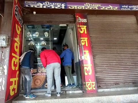 Meerut Crime News: ज्वैलर्स शॉप में चोरी के बाद चोरों ने लिखा अजीब मैसेज 
