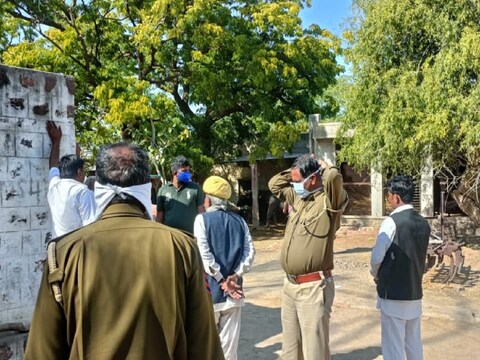एक ही घर में 2 शव होने की सूचना पर पुलिस मौके पर पहुंची. (न्‍यूज 18 हिन्‍दी) 