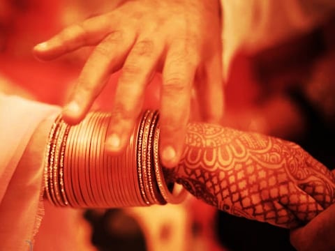 मुंबई में एक पत्नी ने अपने पति पर चौंकाने वाले आरोप लगाए.