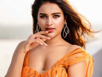  निधि अग्रवाल: निधि ने मुन्ना माइकल के साथ बॉलीवुड में शुरुआत की, जहां उन्होंने टाइगर श्रॉफ और नवाज़ुद्दीन सिद्दीकी के साथ स्क्रीन स्पेस शेयर किया. निधि बहुत खूबसूरत हैं और अपने अच्छे लुक्स से फैंस का अटेंशन लेती हैं. यही वजह है कि वे भी नेशनल क्रश का टैग हासिल कर चुकी हैं.
