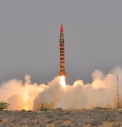  भुखमरी के मुहाने पर बैठा पाकिस्तान एक न्यूक्लियर ताकत है. इसके साथ ही पाकिस्तान विश्व में एकलौता इस्लामिक मुल्क है जिसके पास न्यूक्लियर हथियार मौजूद हैं.