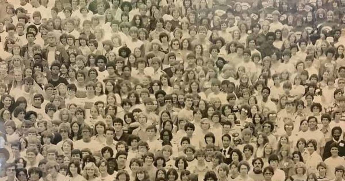 Panda is hidden in the crowd of humans, the challenge is to find it in 7 seconds, can you complete it?