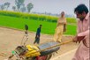 पाकिस्तान में हाहाकार! सड़क पर खुद की गाड़ियों को तोड़ रहे लोग