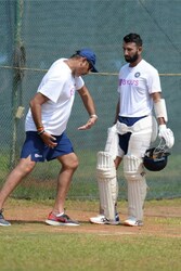  पुजारा टेस्ट में धीमी बल्लेबाजी के लिए जाने जाते हैं. पूर्व भारतीय कोच रवि शास्त्री (Ravi Shastri) एक बार उनकी बैटिंग को लेकर खफा हो गए थे और मैदान पर उनको सबका सिखाया था. पूर्व भारतीय फिल्डिंग कोच आर श्रीधर ने अपनी किताब में इसका खुलासा किया है. (AFP)