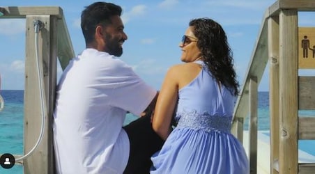  भारतीय टीम के अनुभवी बैटर अजिंक्य रहाणे की पत्नी राधिका (Ajinkya Rahane with Radhika) मुंबई यूनिवर्सिटी के एक कॉलेज से ग्रेजुशन किया है. (Instagram)