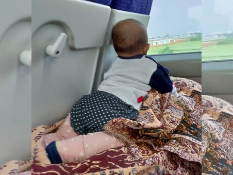 रेल मंत्री ने ट्विटर पर ट्रेन कोच में लेटे हुए एक बच्चे की तस्वीर पोस्ट की है. (फोटो: ट्विटर)

