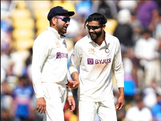  पहले दिन का खेल खत्म होने के बाद रवींद्र जडेजा ने ब्रॉडकॉस्टर स्टार स्टार स्पोर्ट्स से बात करते हुए कहा कि भले ही मैं चोटिल था, लेकिन आत्मविश्वास से लबरेज था. रिहैब के दौरान मैं रोजाना 10 से 12 घंटे गेंदबाजी करता था. इसने मेरी वापसी को आसान बना दिया. (AP)