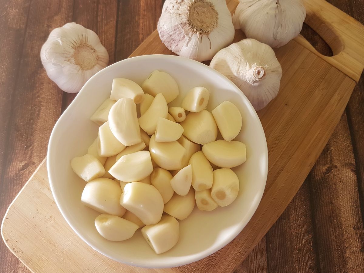  कच्‍चा लहसुन (Garlic) ब्‍लड शुगर, मेंटल हेल्‍थ, बेहतर याददाश्‍त, कोलेस्ट्रॉल के स्तर और हार्ट को हेल्‍दी रखने में मदद करता है. अध्ययनों के मुताबिक, कच्‍चा लहसुन एंटीऑक्सीडेंट और सल्फ्यूरिक इम्‍यूनिटी को बूस्‍ट करने और इंफ्लामेशन को कम करने का काम भी करता है. कच्चे लहसुन में एंटी-कैंसर गुण भी होते हैं. लेकिन जब इसे 3 मिनट से अधिक देर तक पकाया जाता है तो इसके गुण नष्‍ट हो जाते हैं. (Image : Canva)