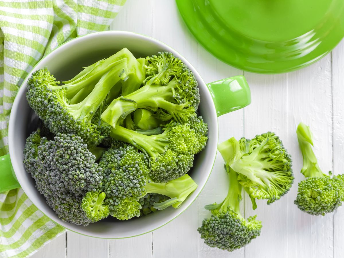  कच्‍चा ब्रोकली (Broccoli) भी सुपरफूड की कैटेगरी में आता है जो कैंसर कोशिकाओं से लड़ने, लो ब्‍लड प्रेशर, डायबिटीज , इम्‍यूनिटी बढ़ाने, बेहतर हार्ट के लिए कई गुना लाभकारी होता है. अध्ययनों से पता चला है कि कच्चे ब्रोकली में पके ब्रोकली की तुलना में दस गुना अधिक सल्फोराफेन हो सकता है जो इसके गुणों को कई गुना बढ़ा सकता है. (Image : Canva)