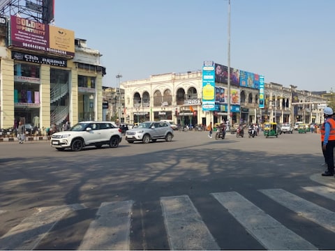 हाल ही सुबह कोहरा दिखता था पर अब लखनऊ की सुबह धूप के साथ होने लगी है.