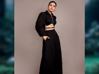  अभिनेत्री से एक फैन ने सीधा उन्हें पार्टनर बनाने के बारे में पूछ लिया. फैन ने वेलेनटाइन सीजन के बीच सामंथा से पूछा, 'आपसे शादी करने की क्या प्रक्रिया है?' कई प्रशंसकों ने उनके लिए तारीफ की और दिल के इमोजीस भेजे.